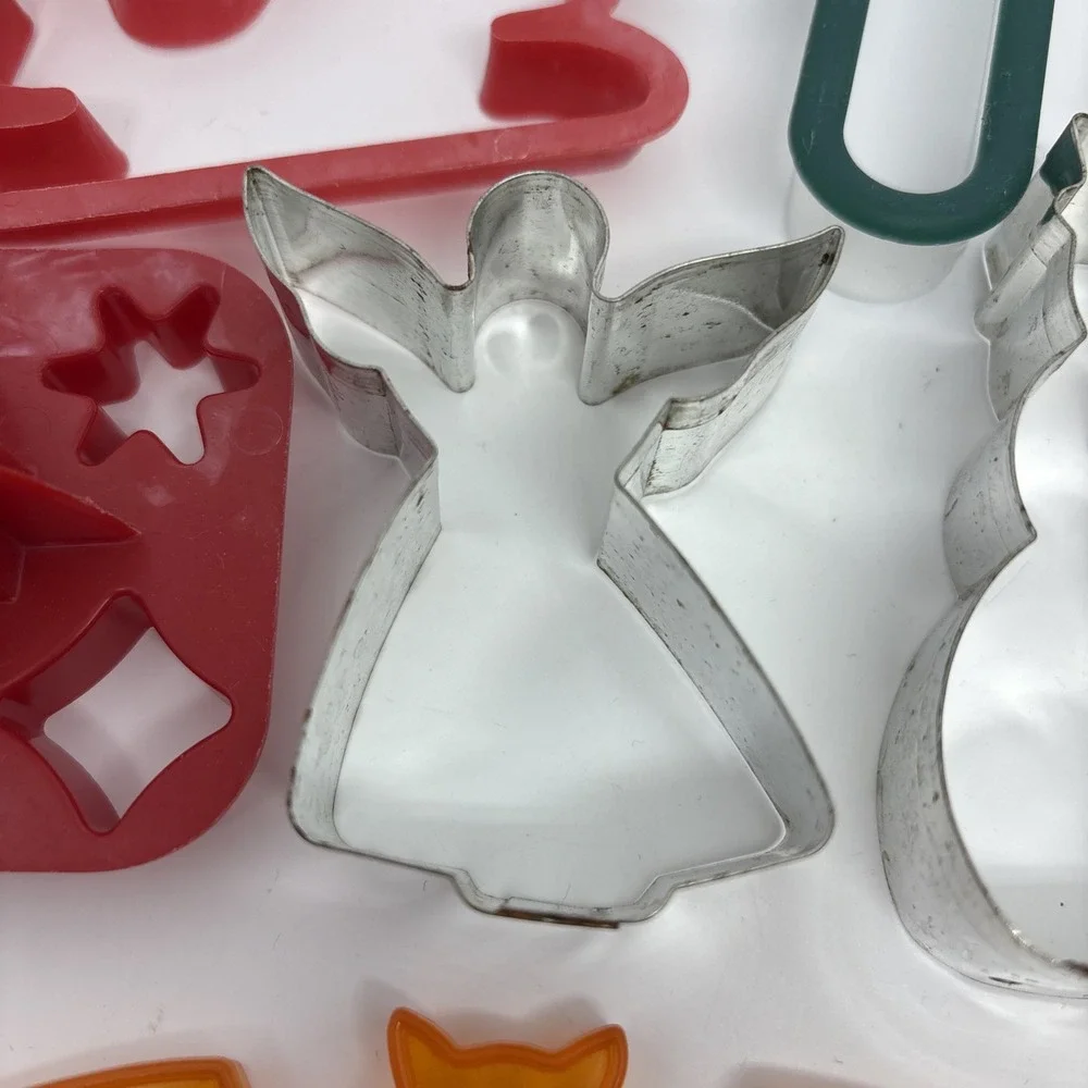 Mixed Lot of 9 Cookie Cutters 5 Metal‎ 4 Plastic Holiday Bat Angel Sleigh Bell